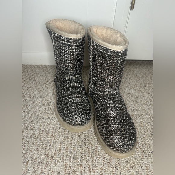 UGG Classic Short Frill Black Boots Women's size 10 - Picture 1 of 5